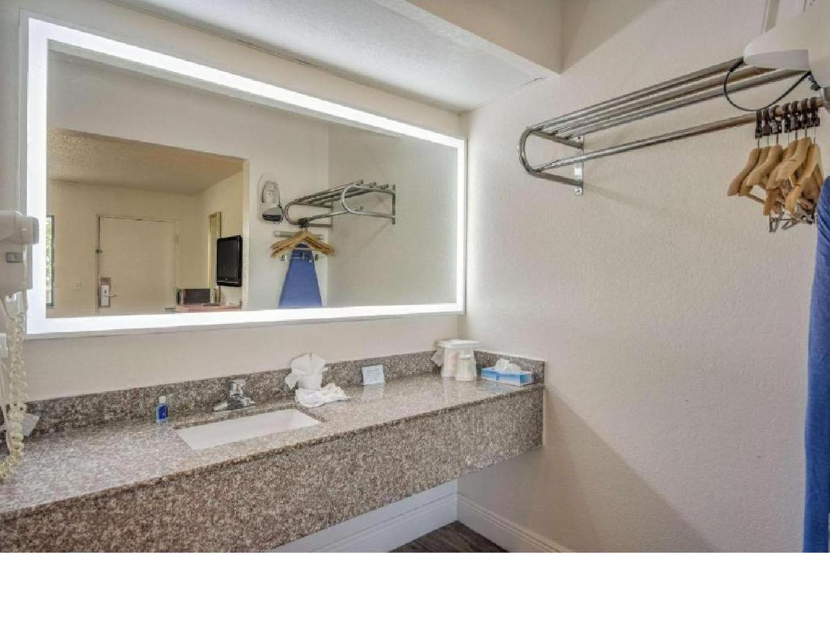 Rodeway Inn Port Richey North Экстерьер фото